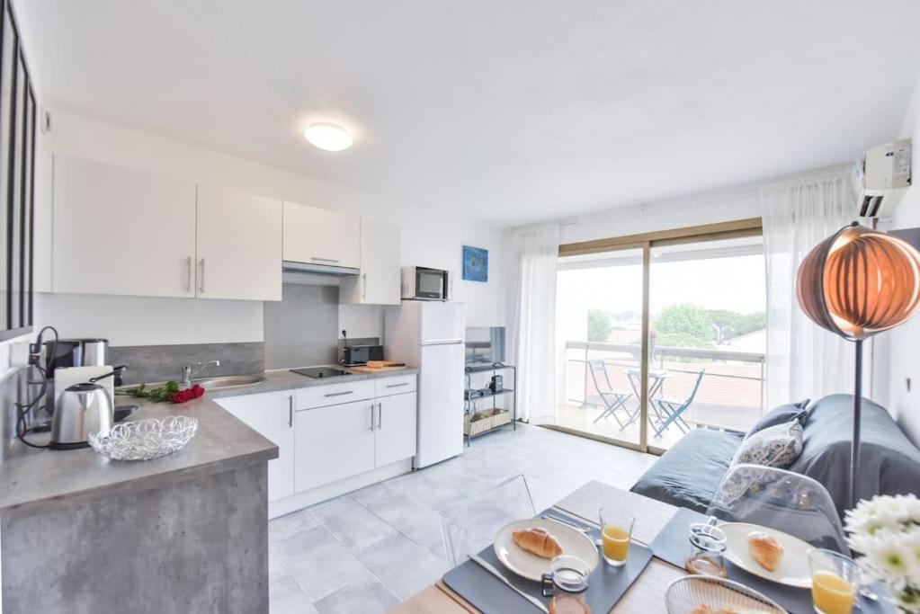 Les Beaux Jours Super Flat For 3 With Ac, Balcony & View Apartment